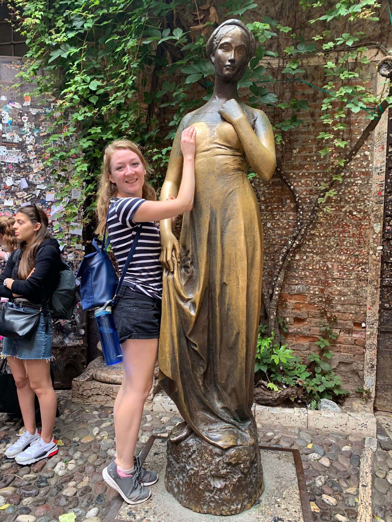 me in front of juliet's statue